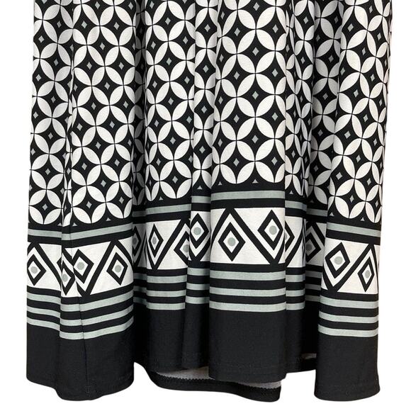 Women's Dress Barn Geometric Black & White V-Neck Midi Dress - Size Small - Picture 3 of 8